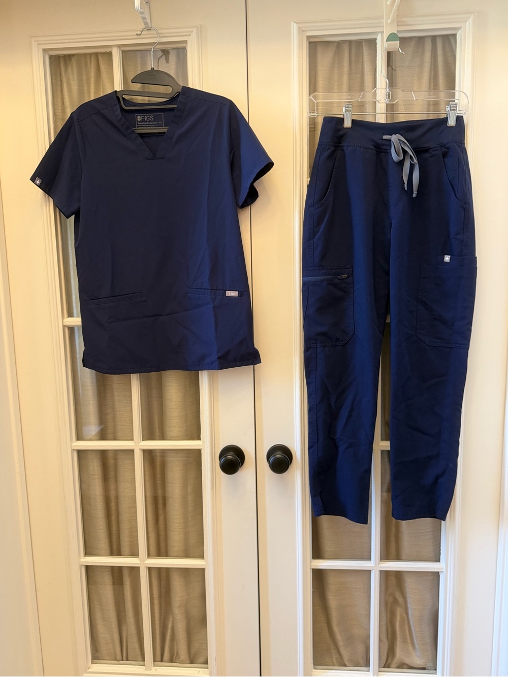 XS Navy Blue Women’s Figs Scrub Set Nylon Top w/ Petite Yola HW skinny pants
